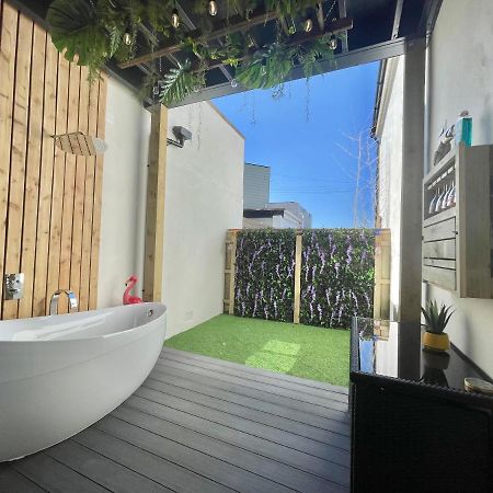 The Jungle Apartment - By Coastline Retreats - Jungle Themed Garden Apartment - Outdoor Bath - Next To Seafront - Childrens Toys - Superfast Wifi - Netflix - Disney Bournemouth Exterior foto