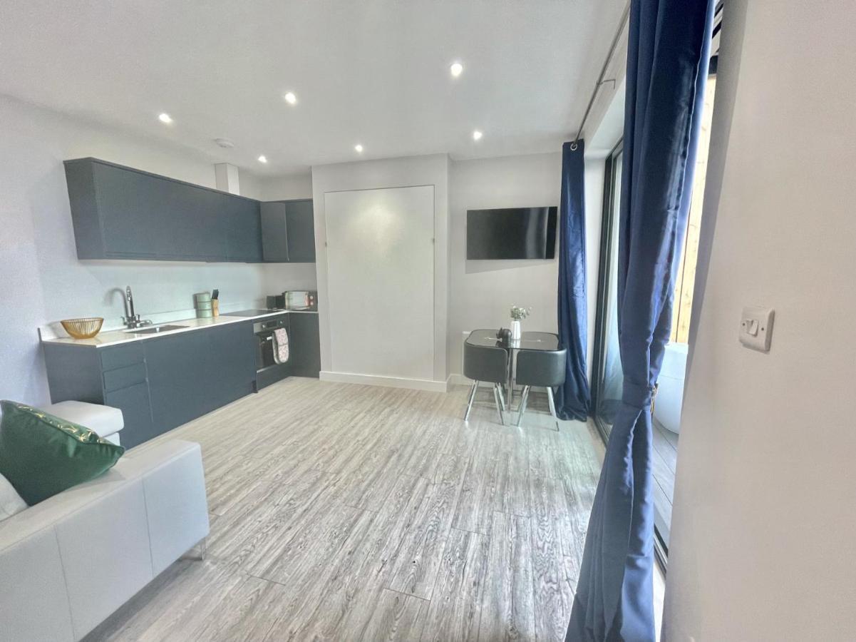 The Jungle Apartment - By Coastline Retreats - Jungle Themed Garden Apartment - Outdoor Bath - Next To Seafront - Childrens Toys - Superfast Wifi - Netflix - Disney Bournemouth Exterior foto