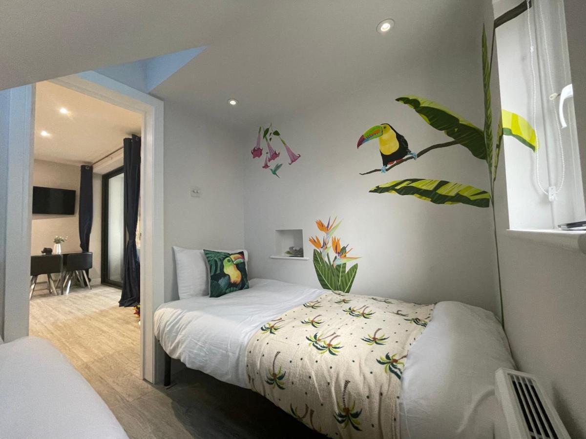 The Jungle Apartment - By Coastline Retreats - Jungle Themed Garden Apartment - Outdoor Bath - Next To Seafront - Childrens Toys - Superfast Wifi - Netflix - Disney Bournemouth Exterior foto