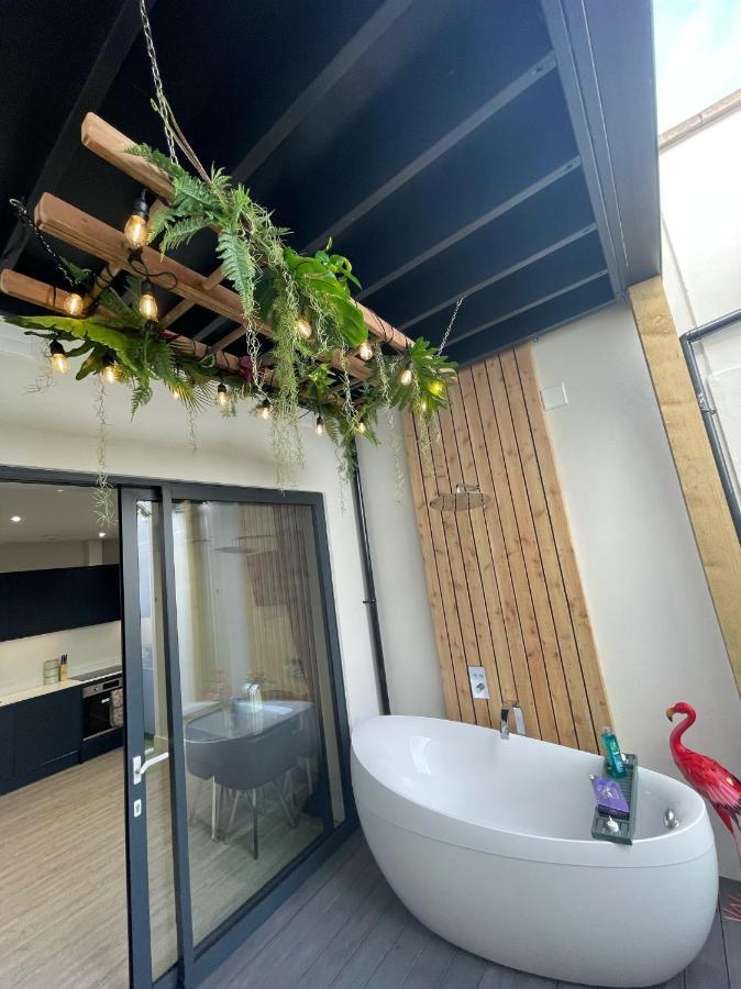 The Jungle Apartment - By Coastline Retreats - Jungle Themed Garden Apartment - Outdoor Bath - Next To Seafront - Childrens Toys - Superfast Wifi - Netflix - Disney Bournemouth Exterior foto
