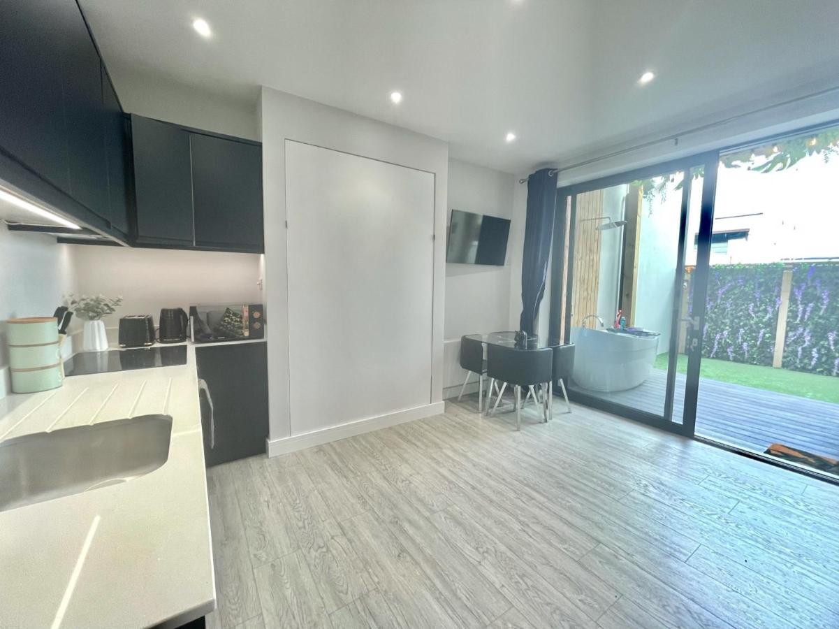 The Jungle Apartment - By Coastline Retreats - Jungle Themed Garden Apartment - Outdoor Bath - Next To Seafront - Childrens Toys - Superfast Wifi - Netflix - Disney Bournemouth Exterior foto