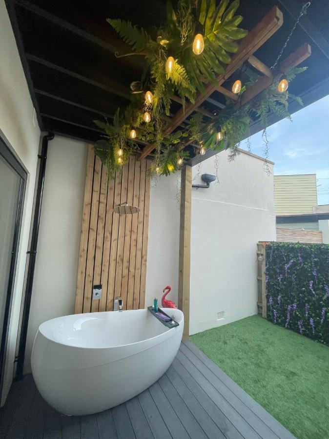 The Jungle Apartment - By Coastline Retreats - Jungle Themed Garden Apartment - Outdoor Bath - Next To Seafront - Childrens Toys - Superfast Wifi - Netflix - Disney Bournemouth Exterior foto