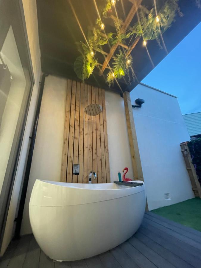 The Jungle Apartment - By Coastline Retreats - Jungle Themed Garden Apartment - Outdoor Bath - Next To Seafront - Childrens Toys - Superfast Wifi - Netflix - Disney Bournemouth Exterior foto