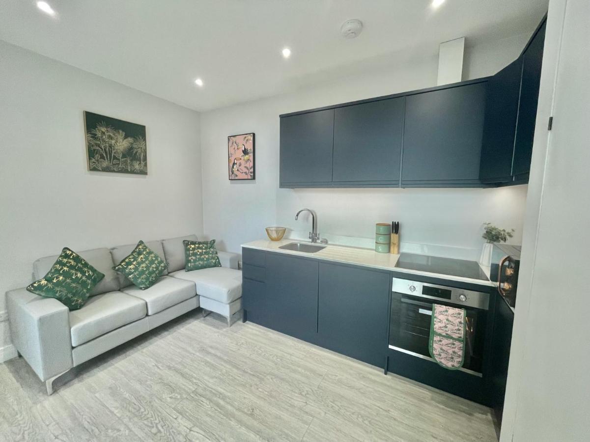 The Jungle Apartment - By Coastline Retreats - Jungle Themed Garden Apartment - Outdoor Bath - Next To Seafront - Childrens Toys - Superfast Wifi - Netflix - Disney Bournemouth Exterior foto