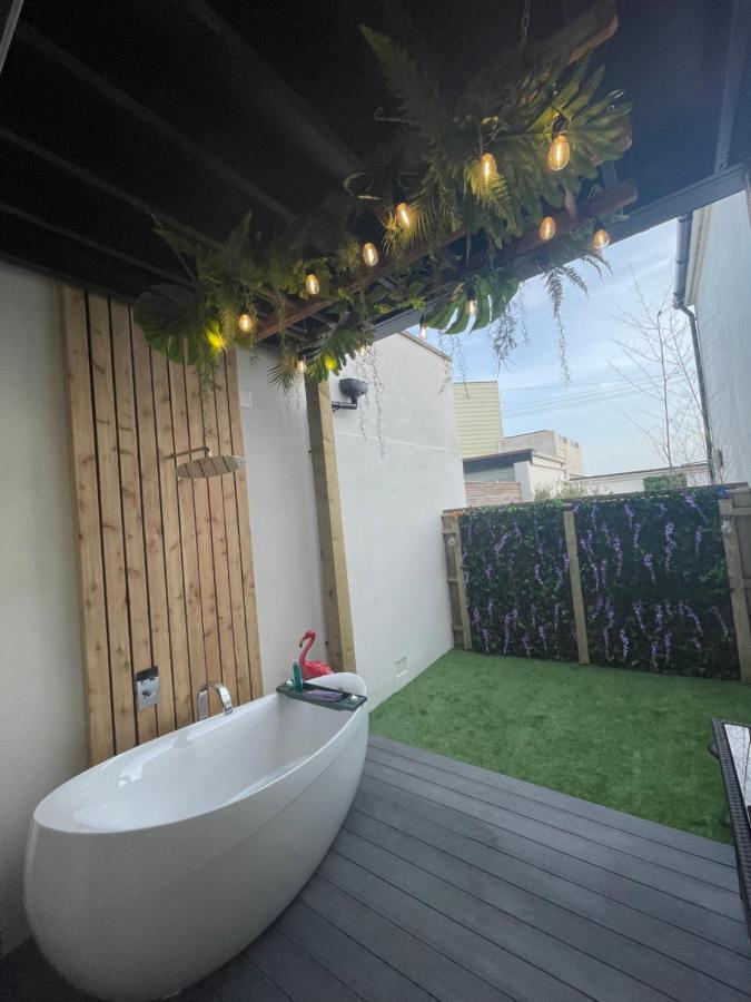 The Jungle Apartment - By Coastline Retreats - Jungle Themed Garden Apartment - Outdoor Bath - Next To Seafront - Childrens Toys - Superfast Wifi - Netflix - Disney Bournemouth Exterior foto