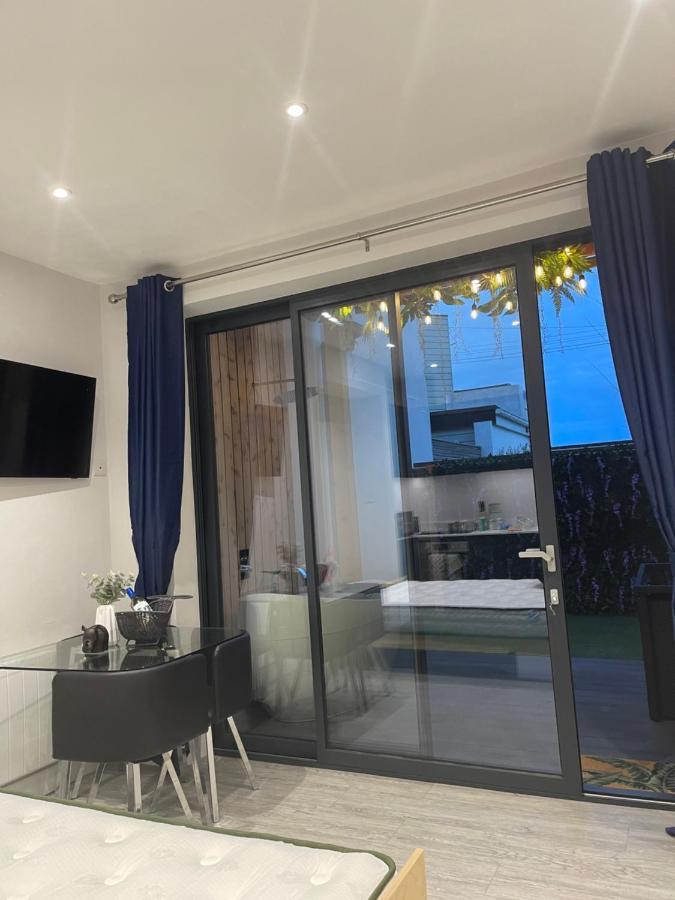 The Jungle Apartment - By Coastline Retreats - Jungle Themed Garden Apartment - Outdoor Bath - Next To Seafront - Childrens Toys - Superfast Wifi - Netflix - Disney Bournemouth Exterior foto