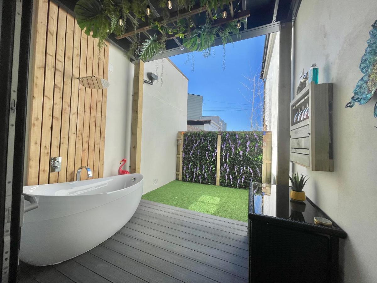 The Jungle Apartment - By Coastline Retreats - Jungle Themed Garden Apartment - Outdoor Bath - Next To Seafront - Childrens Toys - Superfast Wifi - Netflix - Disney Bournemouth Exterior foto