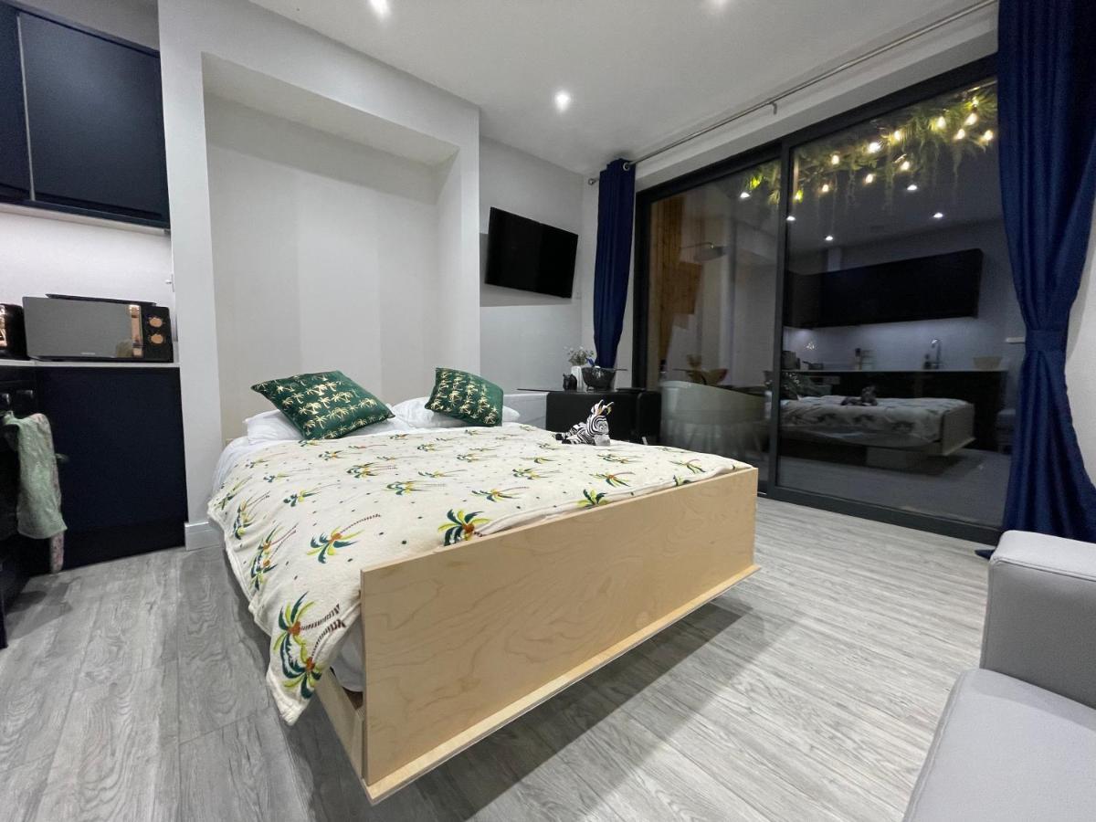 The Jungle Apartment - By Coastline Retreats - Jungle Themed Garden Apartment - Outdoor Bath - Next To Seafront - Childrens Toys - Superfast Wifi - Netflix - Disney Bournemouth Exterior foto