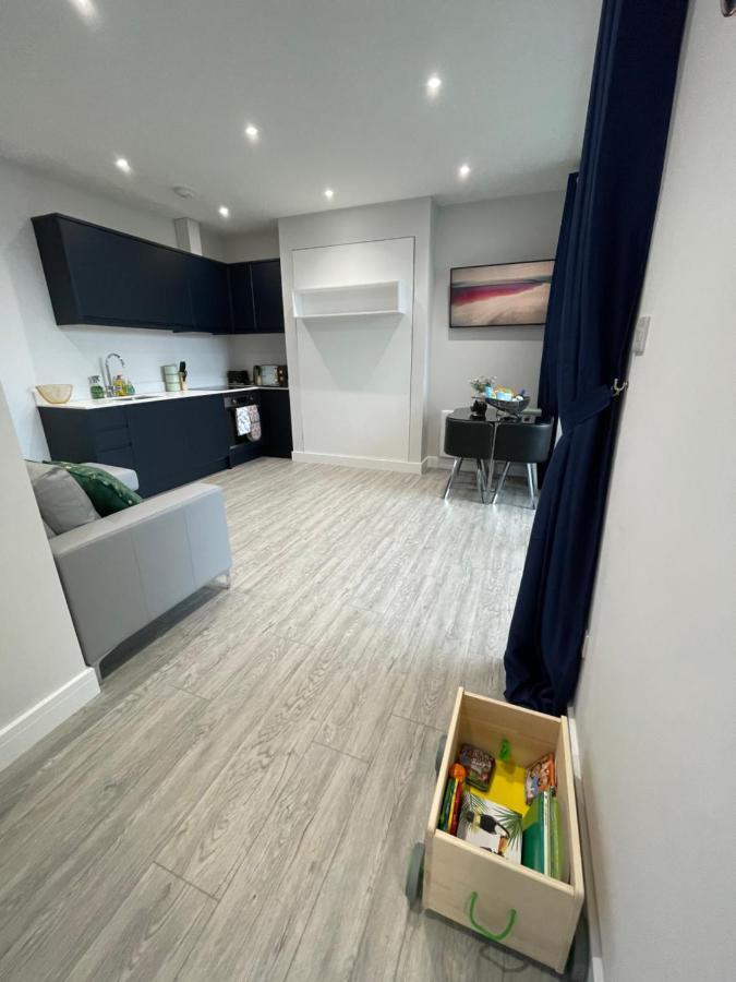 The Jungle Apartment - By Coastline Retreats - Jungle Themed Garden Apartment - Outdoor Bath - Next To Seafront - Childrens Toys - Superfast Wifi - Netflix - Disney Bournemouth Exterior foto