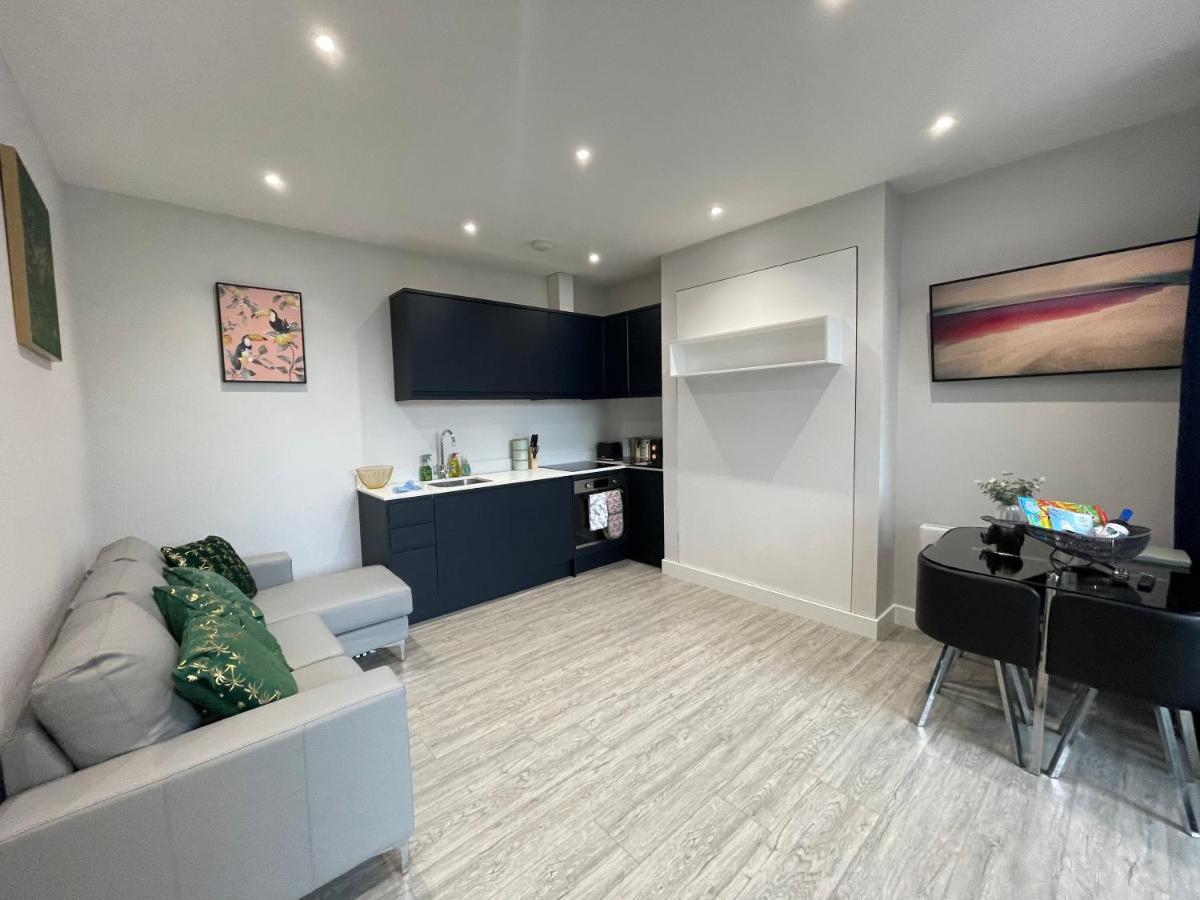 The Jungle Apartment - By Coastline Retreats - Jungle Themed Garden Apartment - Outdoor Bath - Next To Seafront - Childrens Toys - Superfast Wifi - Netflix - Disney Bournemouth Exterior foto